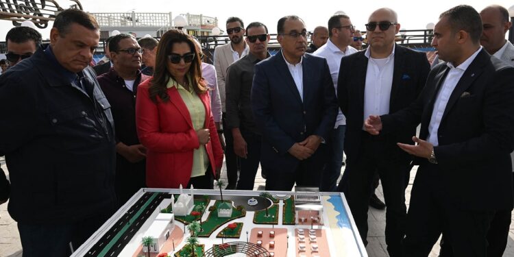 رئيس الوزراء يتفقد نادي وشاطئ «قادرون» لذوي الهمم بمدينة دمياط الجديدة