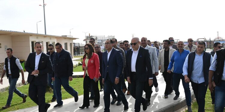 رئيس الوزراء يتفقد نادي وشاطئ «قادرون» لذوي الهمم بمدينة دمياط الجديدة