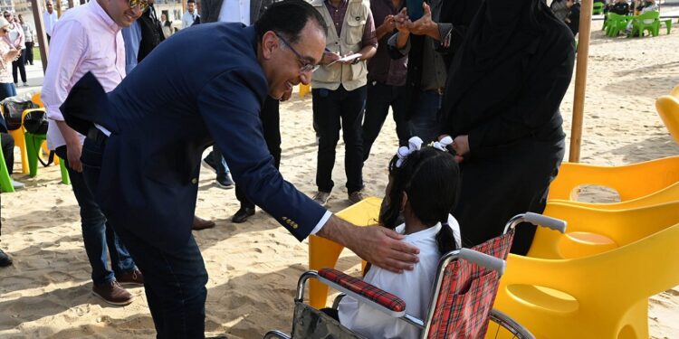 رئيس الوزراء يتفقد نادي وشاطئ «قادرون» لذوي الهمم بمدينة دمياط الجديدة