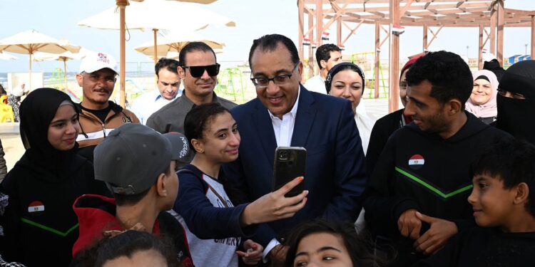 رئيس الوزراء يتفقد نادي وشاطئ «قادرون» لذوي الهمم بمدينة دمياط الجديدة