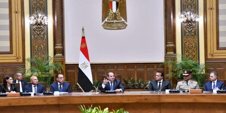 الرئيس السيسي يجتمع مع رئيس الوزراء وأعضاء الحكومة والمحافظين الجدد 