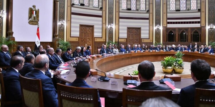 الرئيس السيسي يجتمع مع رئيس الوزراء وأعضاء الحكومة والمحافظين الجدد 