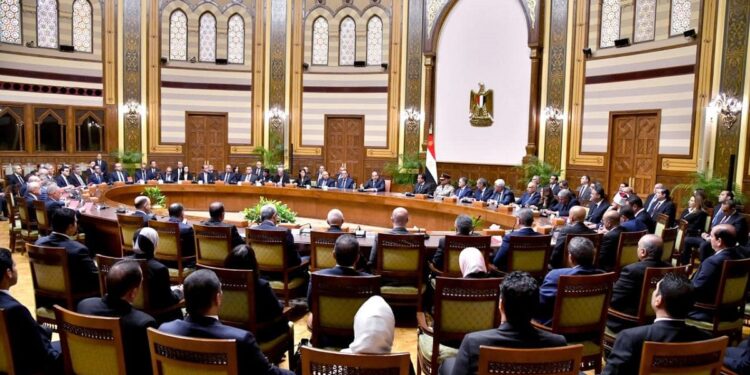 الرئيس السيسي يجتمع مع رئيس الوزراء وأعضاء الحكومة والمحافظين الجدد 
