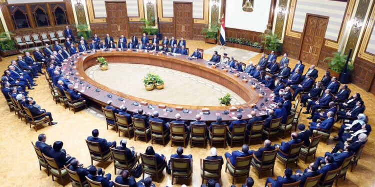 الرئيس السيسي يجتمع مع رئيس الوزراء وأعضاء الحكومة والمحافظين الجدد 