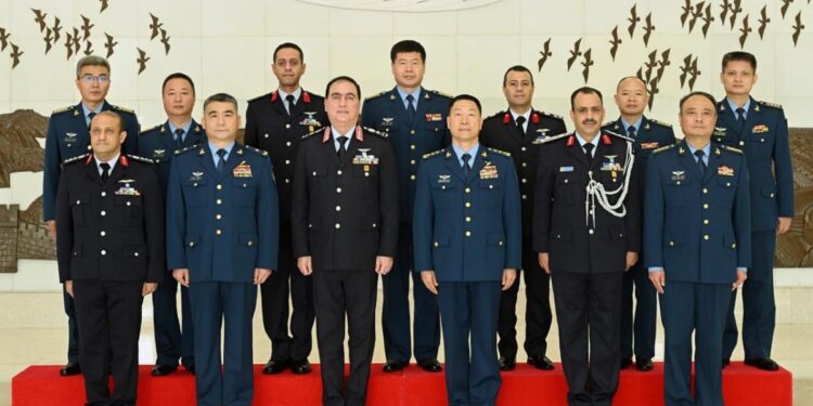 قائد القوات الجوية يلتقي نظيره الصيني