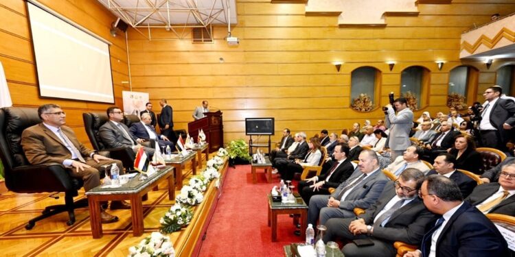 وزير الإسكان يشارك بندوة الدليل الإرشادي لتصميم المستشفيات والمنشآت الصحية الخضراء الجديدة والقائمة