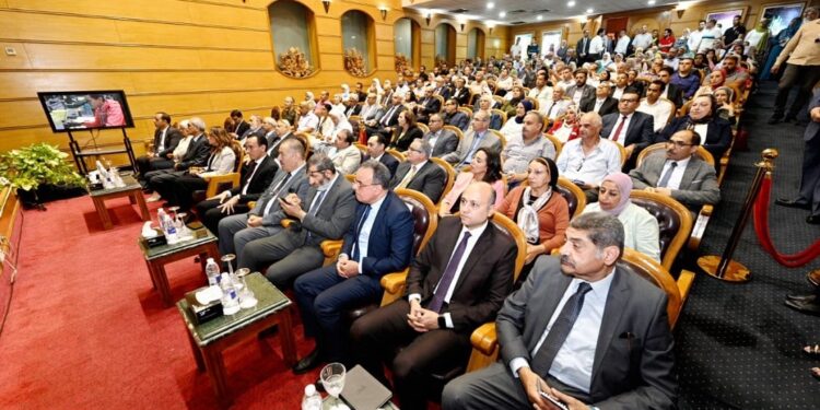 وزير الإسكان يشارك بندوة الدليل الإرشادي لتصميم المستشفيات والمنشآت الصحية الخضراء الجديدة والقائمة