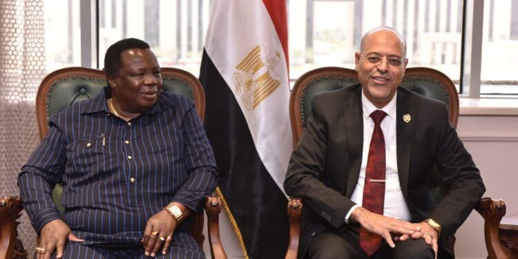 وزير العمل يستقبل رئيس منظمة الوحدة النقابية الأفريقية و«عمال كينيا»