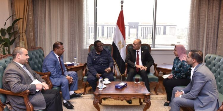 وزير العمل يستقبل رئيس منظمة الوحدة النقابية الأفريقية و«عمال كينيا»