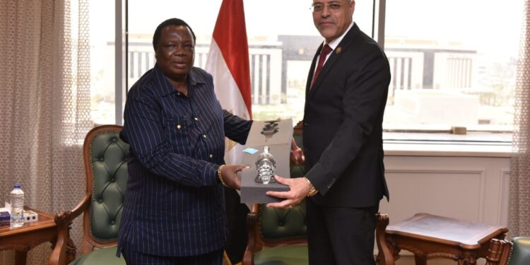 وزير العمل يستقبل رئيس منظمة الوحدة النقابية الأفريقية و«عمال كينيا»