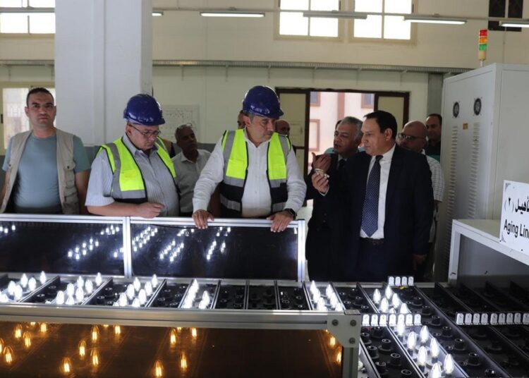 وزير قطاع الأعمال العام في جولة تفقدية لمصانع «نيازا» بالإسكندرية 