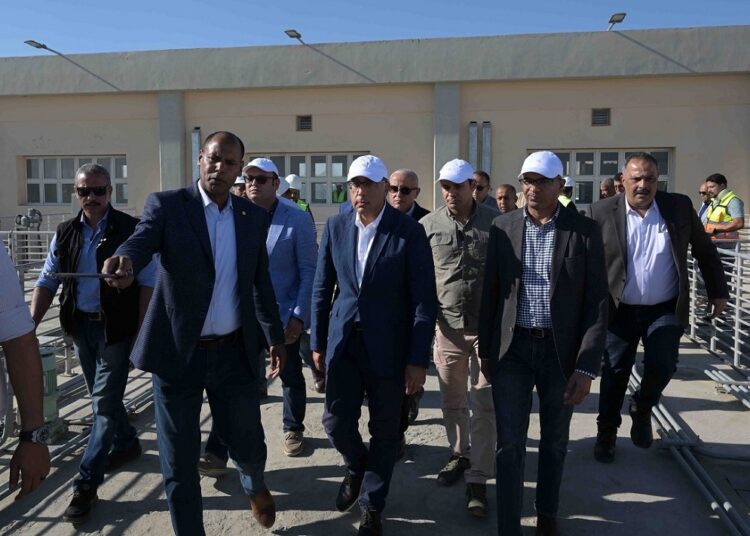 في جولته بمشروعات محافظة الأقصر   رئيس الوزراء يتفقد محطة مياه الشرب الجديدة بقرية الهنادي شرق إسنا