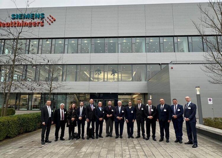 وزير التعليم العالي يزور كُبرى الشركات الألمانية في مجال الرعاية الصحية 