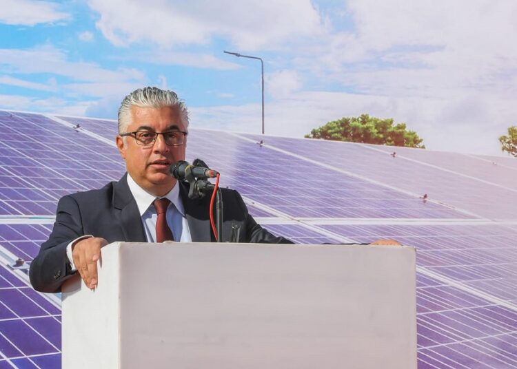 رئيس اقتصادية قناة السويس: مشروع إنتاج الخلايا الشمسية يعد حلقة محورية لصناعة الوقود الأخضر 