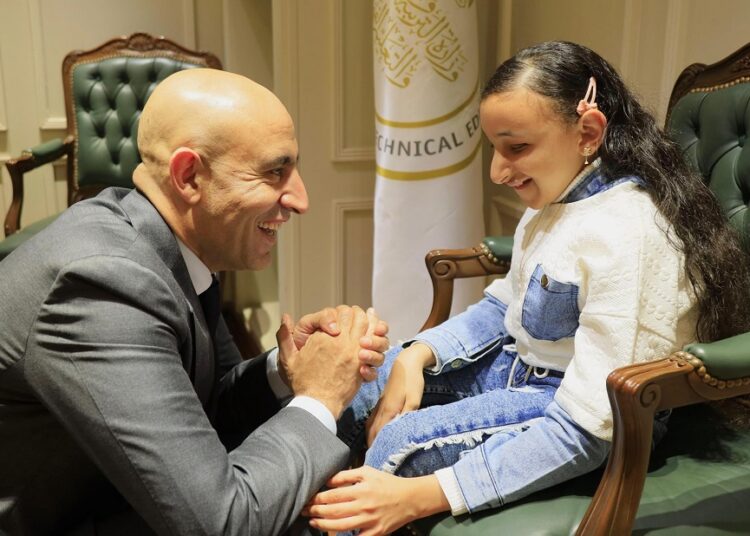 تكريم الإنسانية والتميز.. وزير التعليم يحتفي بالطالبة المتفوقة رضوى العباسي وأسرتها