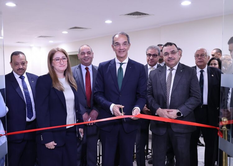 أول طابع بريد