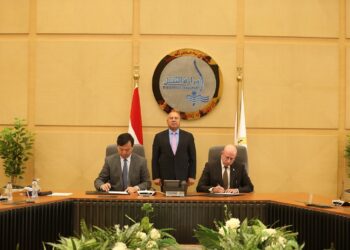 وزير النقل يشهد توقيع عقد بناء سفينتين عملاقتين بين ملاحة الوطنية وترسانة هانتونج الصينية