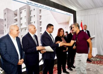 وزير الإسكان يسلم عقود الوحدات السكنية ضمن «سكن لكل المصريين» بالعبور الجديدة