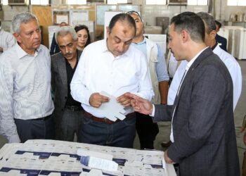 وزير قطاع الأعمال يتابع تطوير صناعة العبوات والمستلزمات الطبية بالعاشر من رمضان