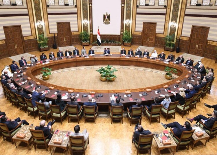 الرئيس السيسي يستقبل قيادات كبرى شركات التعهيد خلال قمة عالمية في مصر