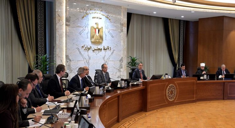 رئيس الوزراء: التصدي للشائعات وحماية الاقتصاد الوطني أولوية الحكومة  
