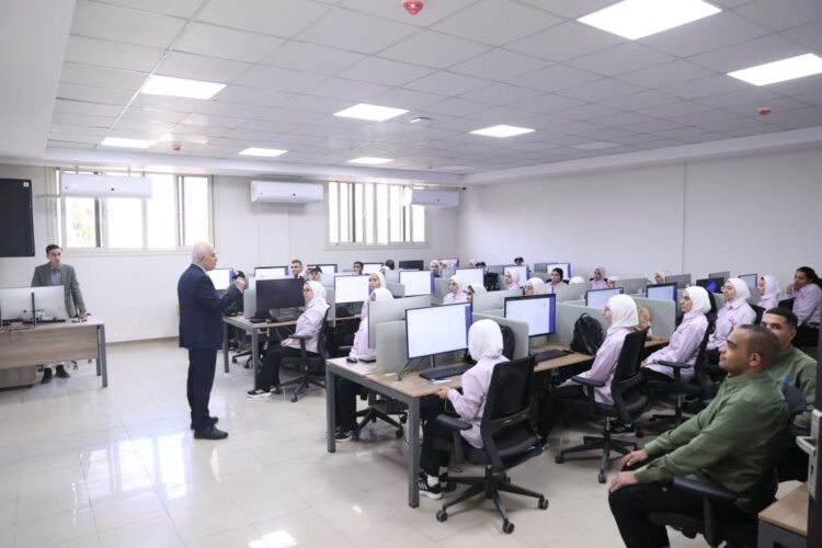 وزير الاتصالات يلتقي طلاب مبادرة الرواد الرقميون في الأكاديمية العسكرية المصرية