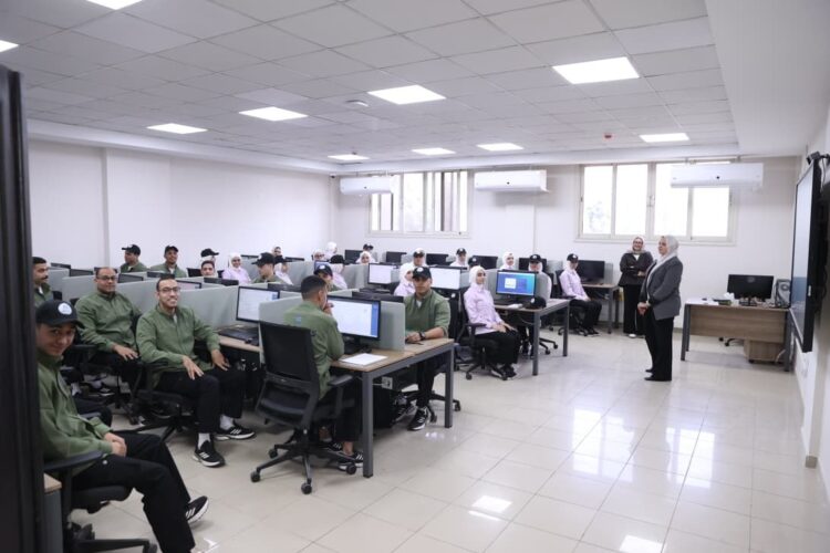 وزير الاتصالات يلتقي طلاب مبادرة الرواد الرقميون في الأكاديمية العسكرية المصرية