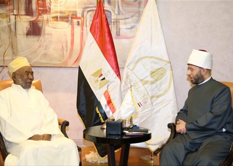  وزير الأوقاف ومفتي جزر القمر يبحثان تعزيز التعاون الديني ونشر الفكر المعتدل  