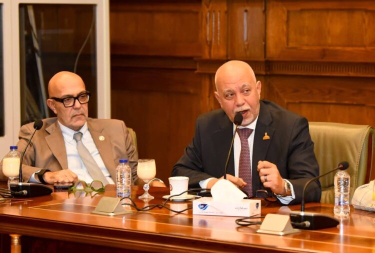 وزير الخارجية يلتقي لجنة حقوق الإنسان بالشيوخ لتعزيز التعاون المشترك بمجال حقوق الإنسان
