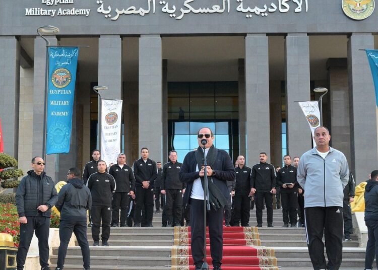 الرئيس السيسي يتفقد الأكاديمية العسكرية المصرية ويشارك الطلاب أنشطتهم