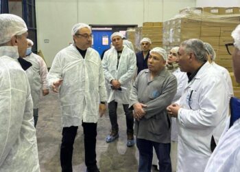 وزير قطاع الأعمال يجري زيارة مفاجئة لمتابعة التطوير بشركة مصر للمستحضرات الطبية