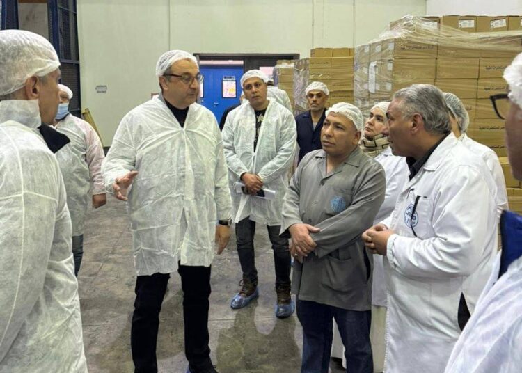 وزير قطاع الأعمال يجري زيارة مفاجئة لمتابعة التطوير بشركة مصر للمستحضرات الطبية