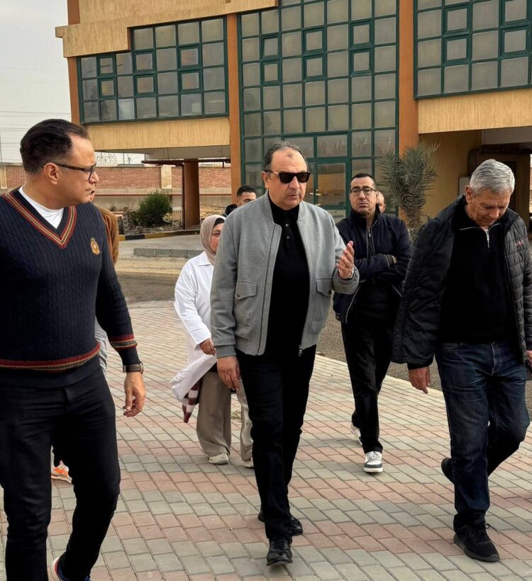 وزير قطاع الأعمال يجري زيارة مفاجئة لمتابعة التطوير بشركة مصر للمستحضرات الطبية