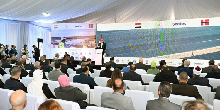 رئيس الوزراء يفتتح مشروع «أوبيليسك» للطاقة الشمسية بنجع حمادي باستثمارات 600 مليون دولار