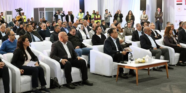 رئيس الوزراء يفتتح مشروع «أوبيليسك» للطاقة الشمسية بنجع حمادي باستثمارات 600 مليون دولار