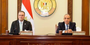 تعزيز التعاون الدولي ودعم التنمية الشاملة في اجتماع موسع لوزير الخارجية مع قيادات الوزارة