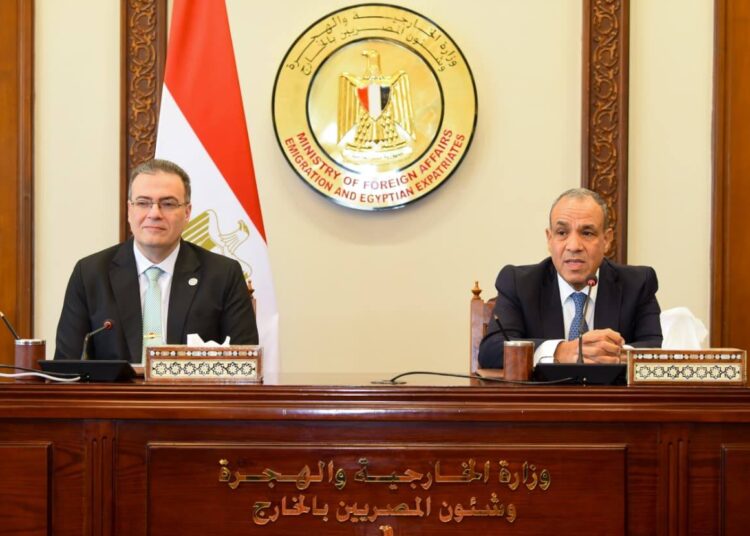 تعزيز التعاون الدولي ودعم التنمية الشاملة في اجتماع موسع لوزير الخارجية مع قيادات الوزارة