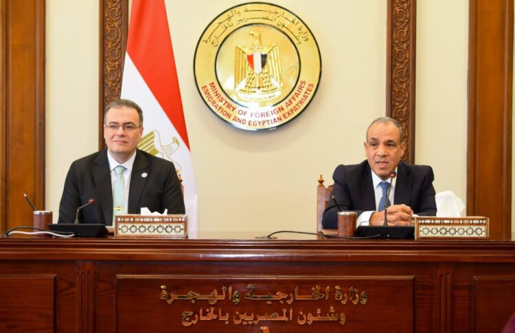 تعزيز التعاون الدولي ودعم التنمية الشاملة في اجتماع موسع لوزير الخارجية مع قيادات الوزارة