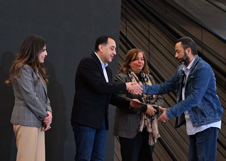 رئيس الوزراء يسلم عقود وحدات سكنية ضمن مبادرة «سكن لكل المصريين» بمدينة حدائق العاصمة