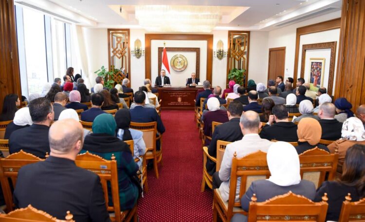 تعزيز التعاون الدولي ودعم التنمية الشاملة في اجتماع موسع لوزير الخارجية مع قيادات الوزارة