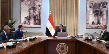 رئيس الوزراء يتابع تأمين احتياجات البلاد من المواد البترولية وترشيد الاستهلاك