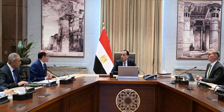 رئيس الوزراء يتابع تأمين احتياجات البلاد من المواد البترولية وترشيد الاستهلاك