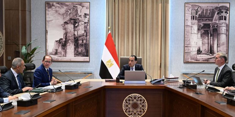 رئيس الوزراء يتابع تأمين احتياجات البلاد من المواد البترولية وترشيد الاستهلاك