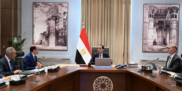 رئيس الوزراء يتابع تأمين احتياجات البلاد من المواد البترولية وترشيد الاستهلاك
