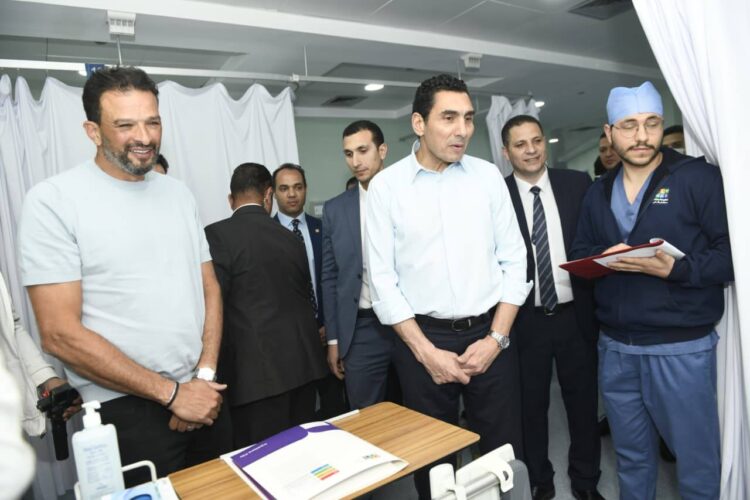 وزير الشباب يزور مستشفى «الناس» ويشيد بدورها الإنساني والطبي المتميز