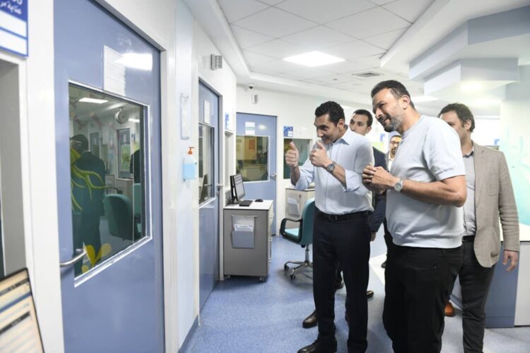 وزير الشباب يزور مستشفى «الناس» ويشيد بدورها الإنساني والطبي المتميز