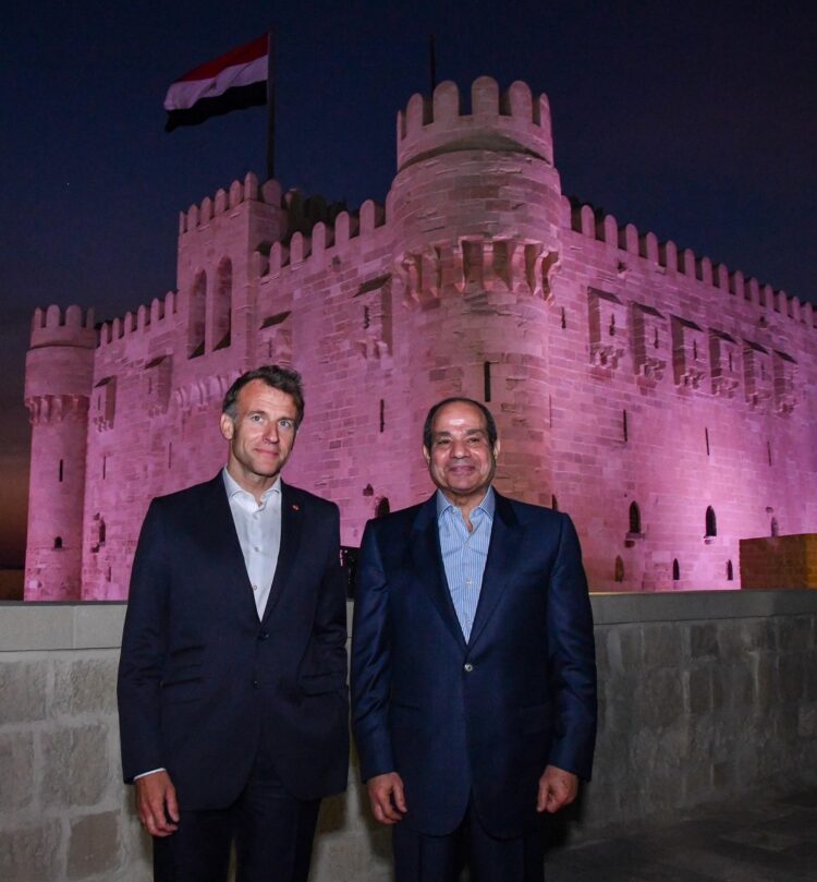 الرئيسان السيسي وماكرون يتفقدان الممشى السياحي بالإسكندرية وقلعة قايتباي