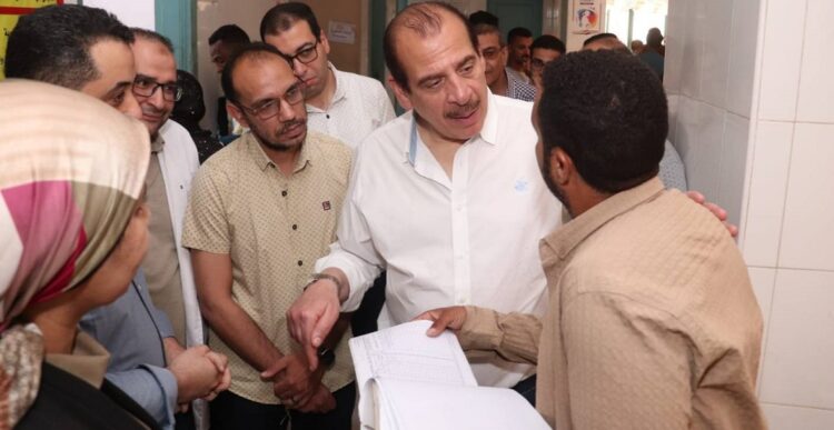 نائب وزير الصحة يتفقد مستشفيات قنا ويُحاسب المقصرين ويُكافئ المتميزين