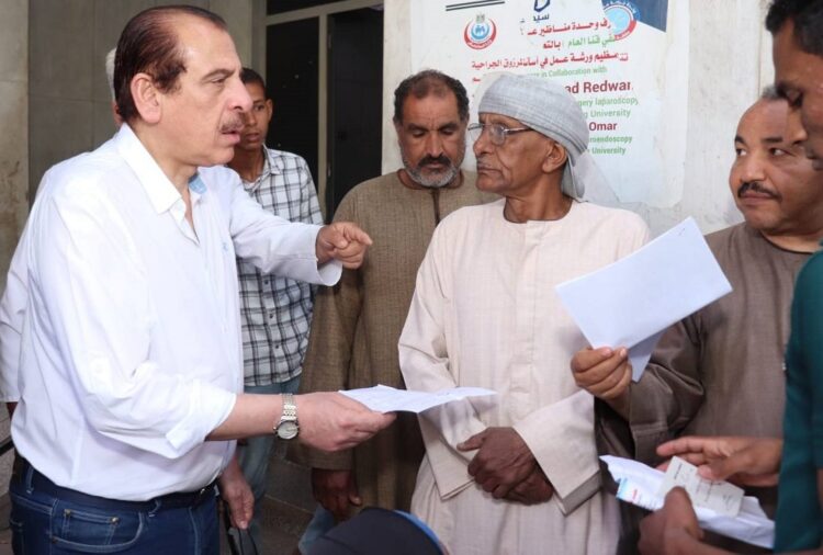 نائب وزير الصحة يتفقد مستشفيات قنا ويُحاسب المقصرين ويُكافئ المتميزين