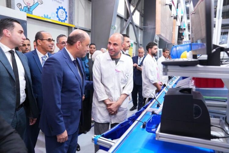 وزير العمل يزور شركة الضفائر الكهربائية لتعزيز الصناعة الوطنية وتوسيع الشراكة مع القطاع الخاص